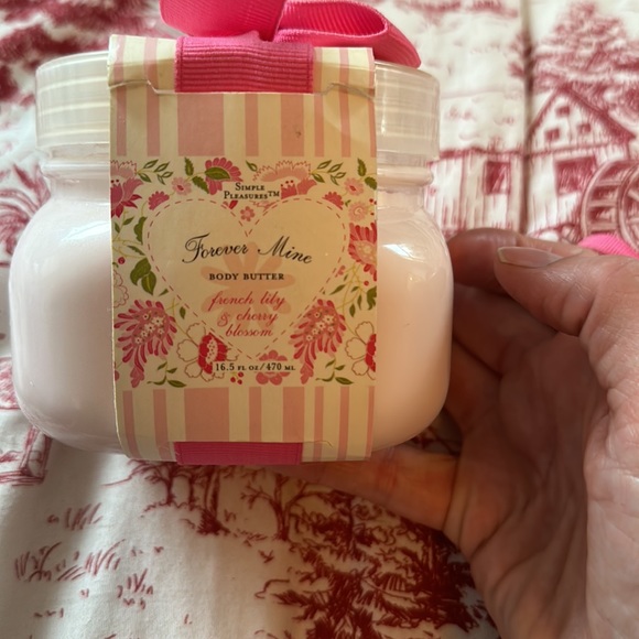 Lotion and candle bundle - Picture 3 of 9